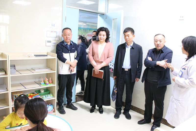 2024年4月23日，省紀(jì)委監(jiān)委派駐莒南縣洙邊鎮(zhèn)第一書記、省紀(jì)委監(jiān)委駐省工業(yè)和信息化廳紀(jì)檢監(jiān)察組副組長、一級調(diào)研員孫寬亮（右三），莒南縣洙邊鎮(zhèn)衛(wèi)生院院長羅永桂（右二）等一行蒞臨兒童早期發(fā)展部參觀指導(dǎo)工作.jpg